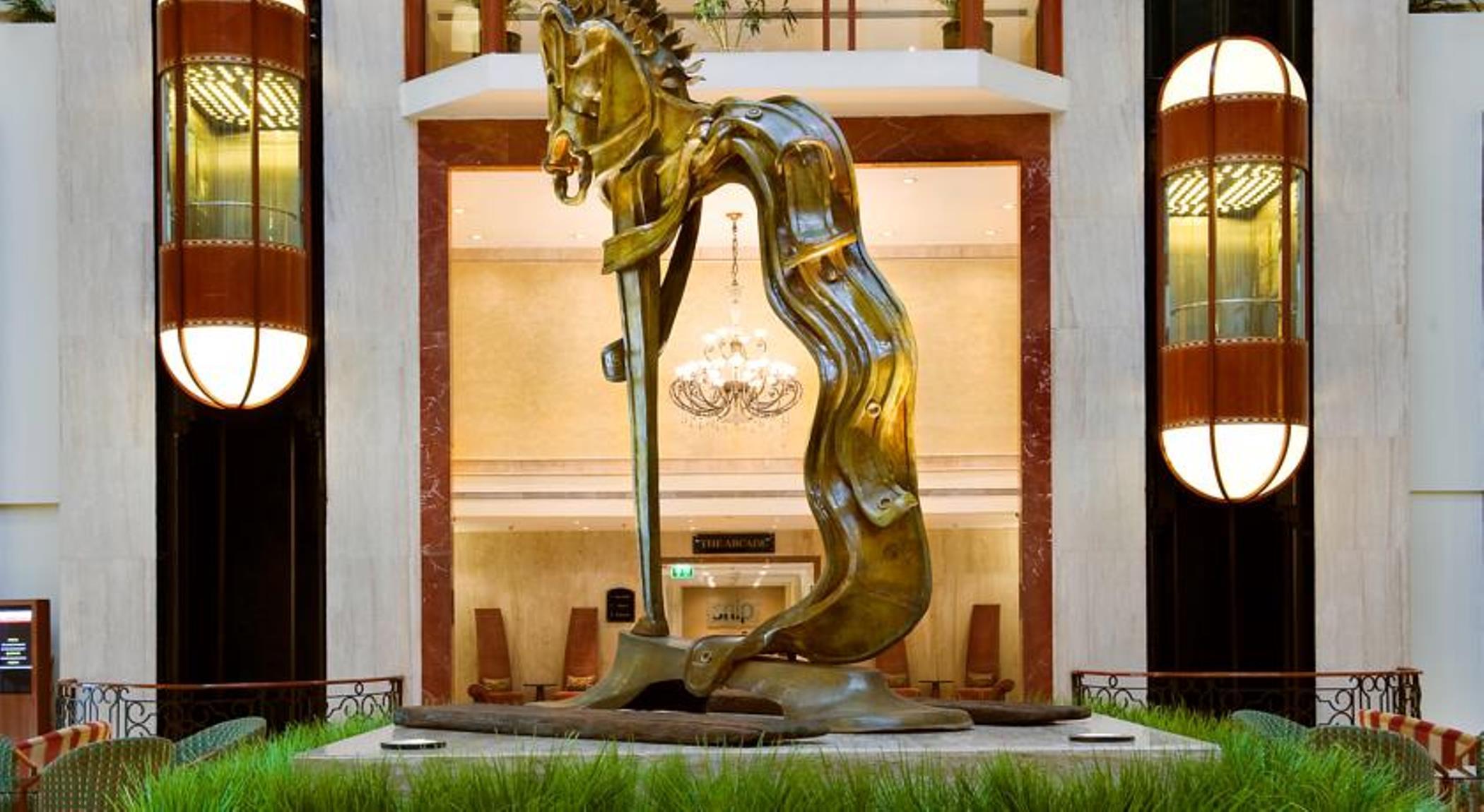 The Lalit Mumbai Ξενοδοχείο Εξωτερικό φωτογραφία The sculpture of the horse
