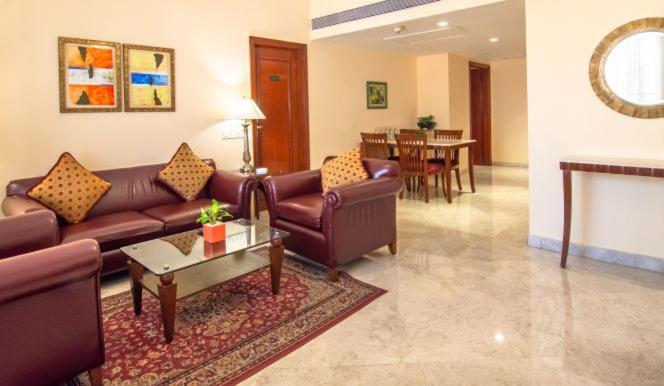 The Lalit Mumbai Ξενοδοχείο Εξωτερικό φωτογραφία A living room in a suite at the Taj Bengal