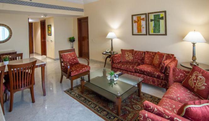 The Lalit Mumbai Ξενοδοχείο Εξωτερικό φωτογραφία A living room in a suite at the Taj Bengal