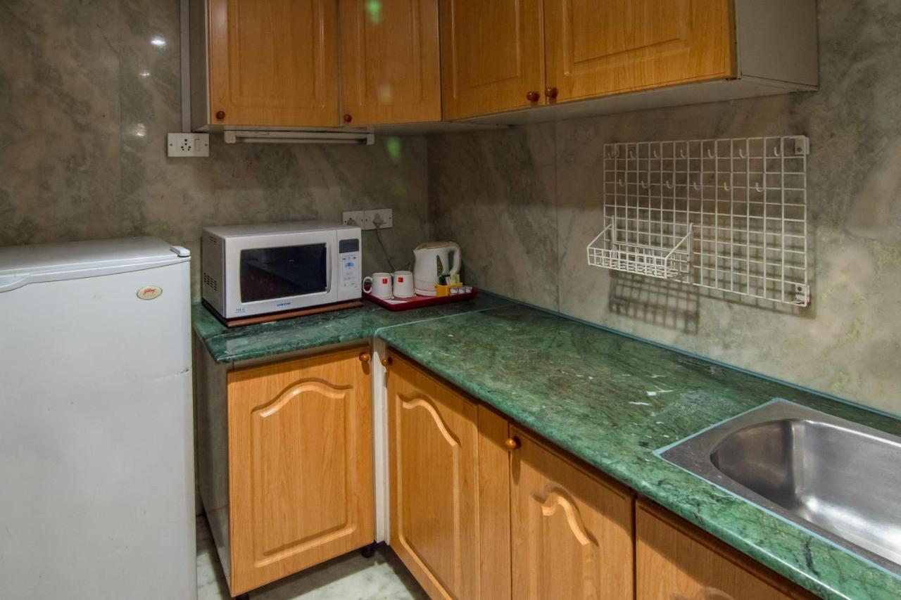 The Lalit Mumbai Ξενοδοχείο Εξωτερικό φωτογραφία A typical kitchen in a guest room at the hotel