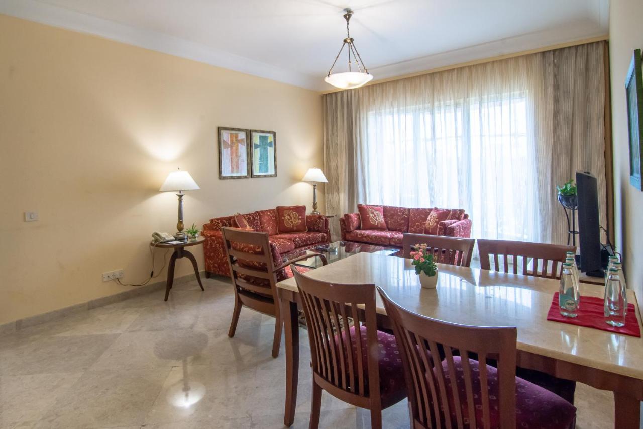 The Lalit Mumbai Ξενοδοχείο Εξωτερικό φωτογραφία A living room in a typical apartment