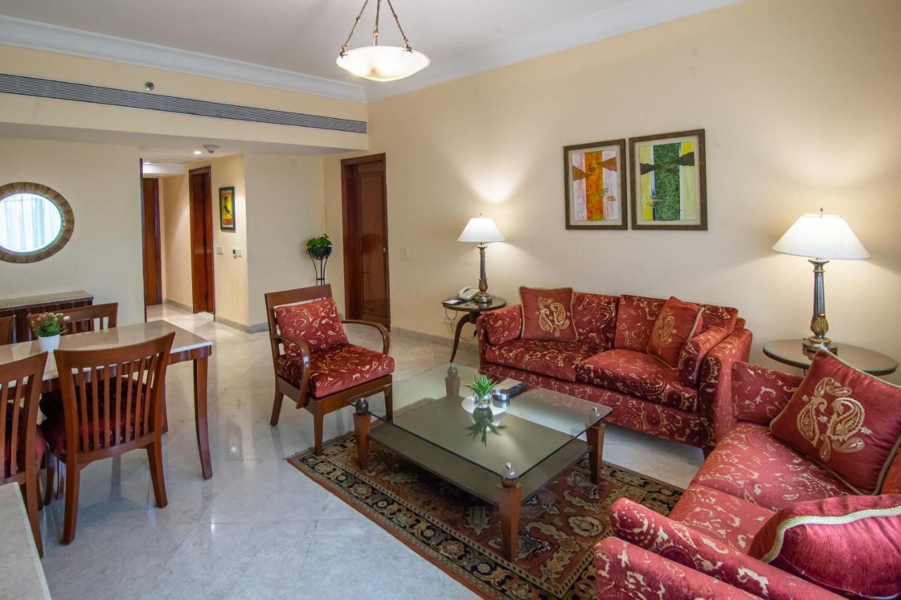The Lalit Mumbai Ξενοδοχείο Εξωτερικό φωτογραφία A living room in a suite at the Taj Bengal
