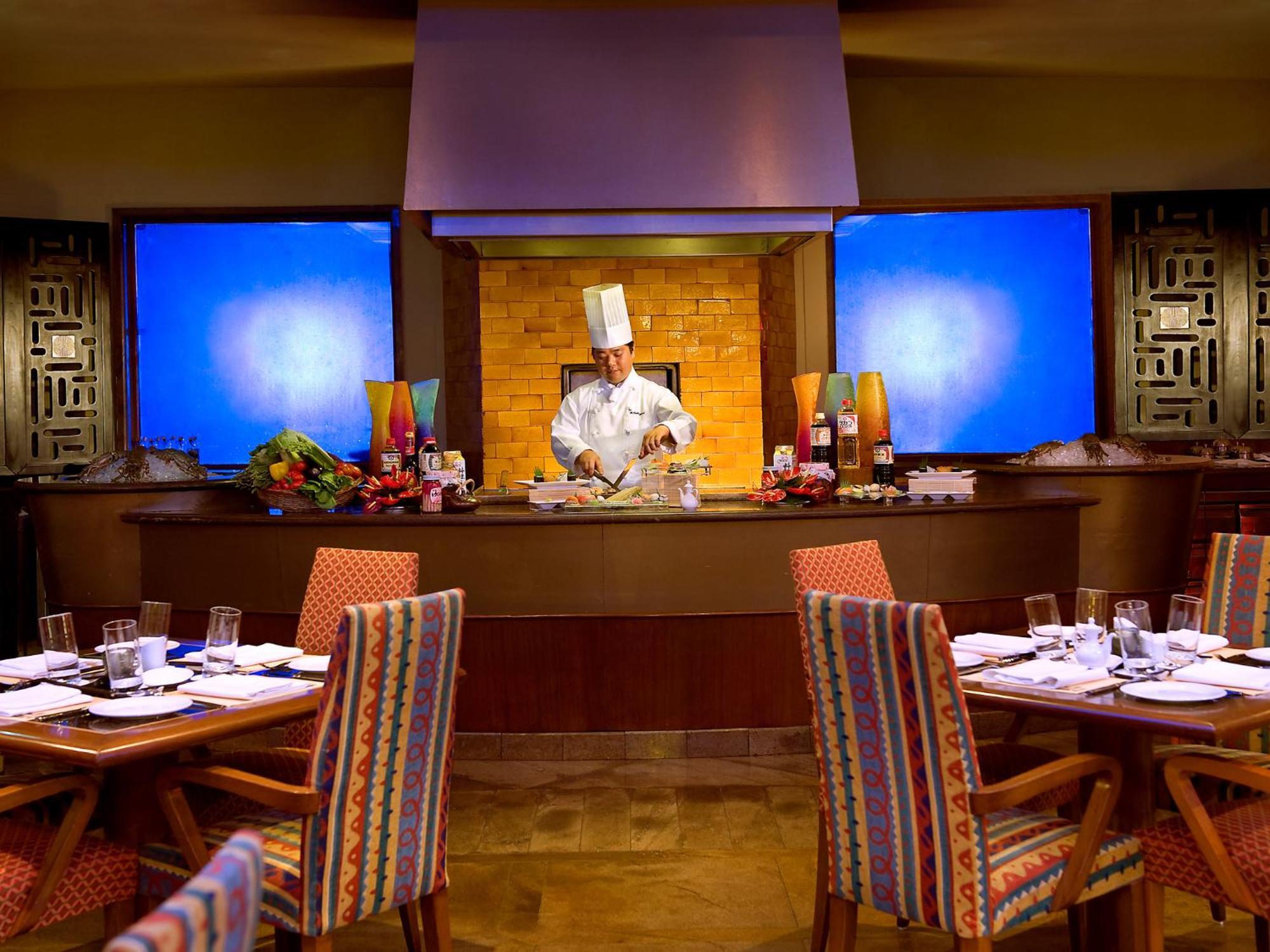 The Lalit Mumbai Ξενοδοχείο Εξωτερικό φωτογραφία A restaurant at the Atlantis Paradise Island