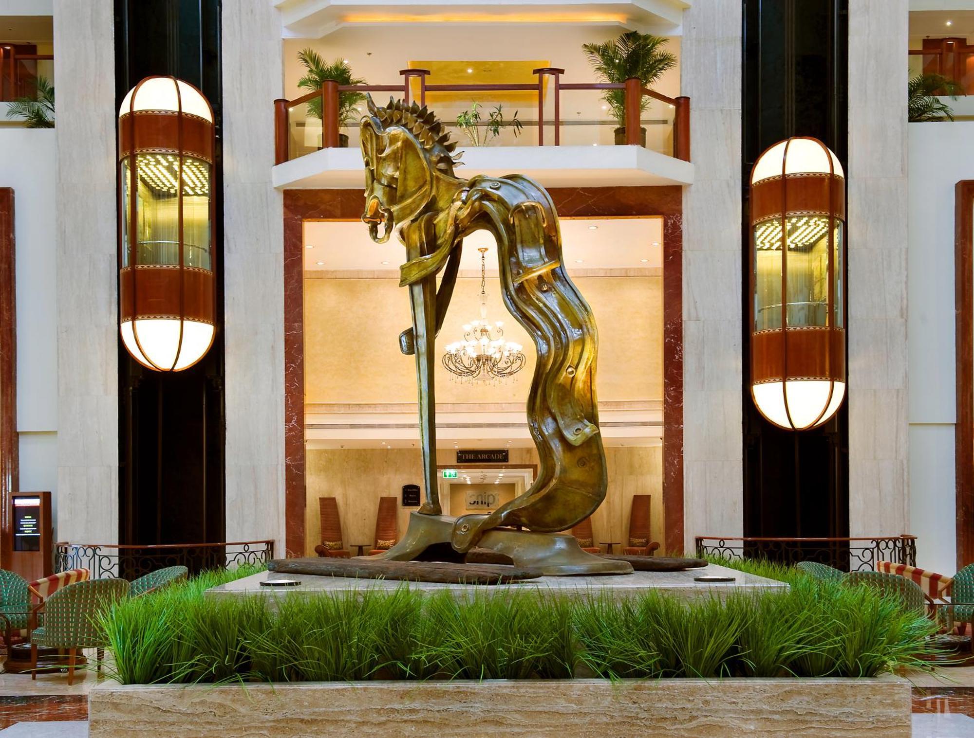 The Lalit Mumbai Ξενοδοχείο Εξωτερικό φωτογραφία The sculpture in the lobby of the Taj Bengal