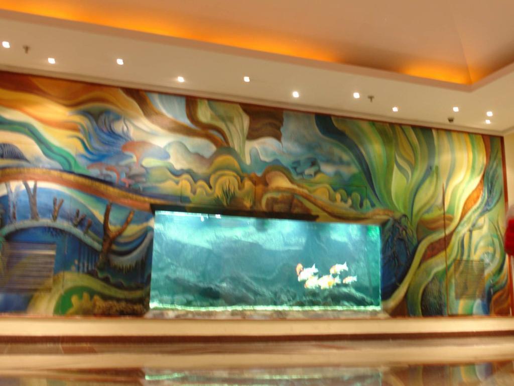 The Lalit Mumbai Ξενοδοχείο Εξωτερικό φωτογραφία The aquarium at the lobby