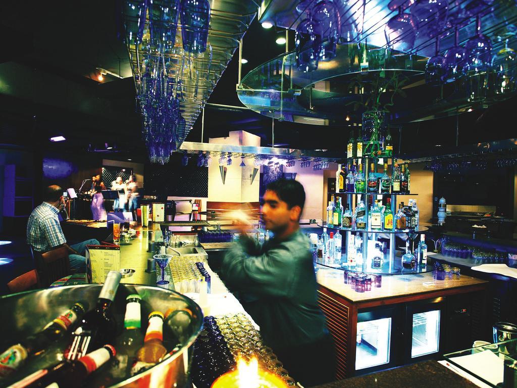 The Lalit Mumbai Ξενοδοχείο Εξωτερικό φωτογραφία The bar at the nightclub