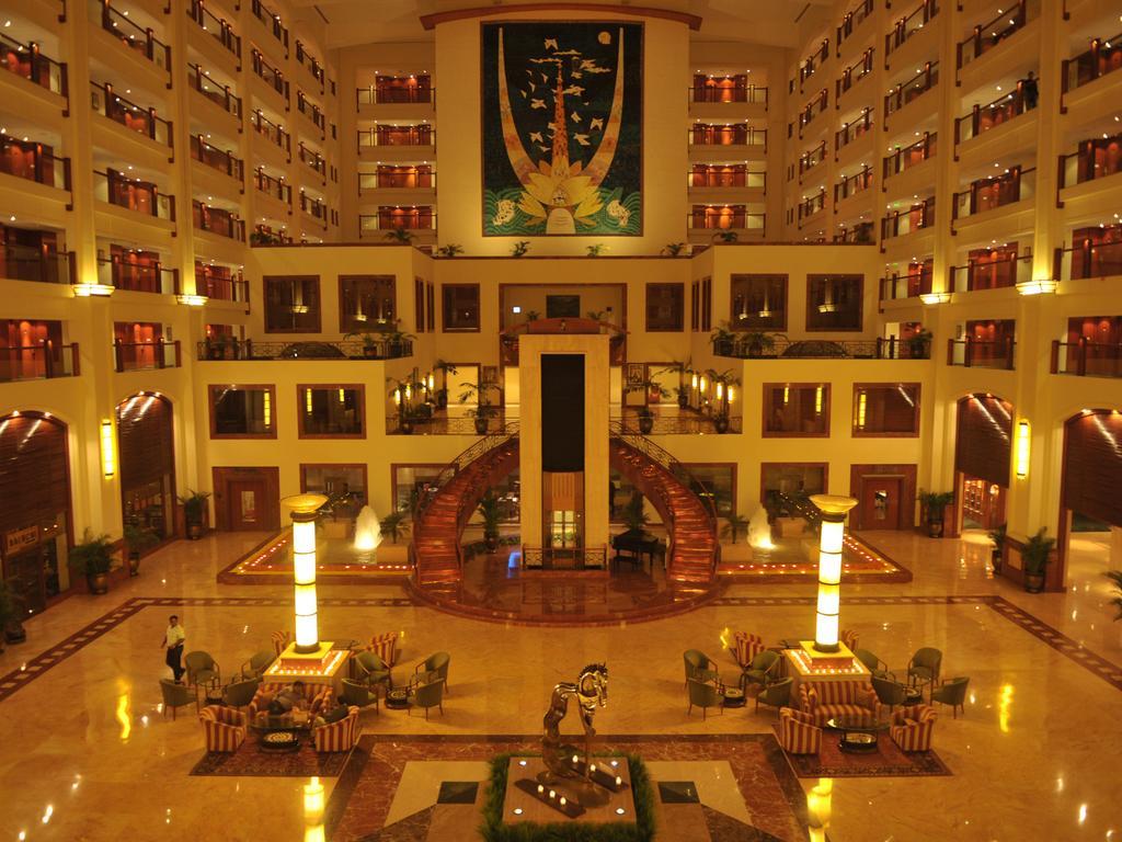 The Lalit Mumbai Ξενοδοχείο Εξωτερικό φωτογραφία The lobby of the Grand Hotel
