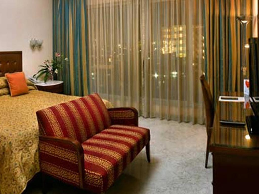 The Lalit Mumbai Ξενοδοχείο Δωμάτιο φωτογραφία A room at the hotel