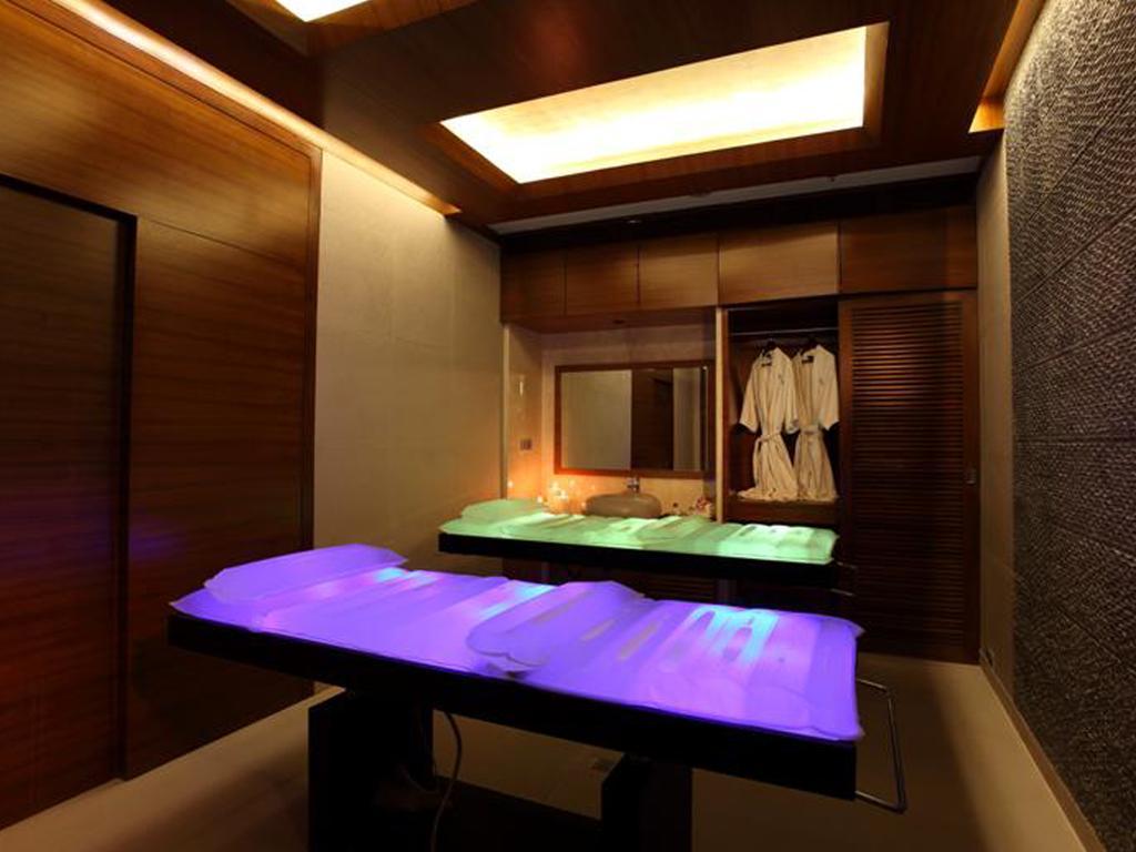 The Lalit Mumbai Ξενοδοχείο Ανέσεις φωτογραφία A massage room at a spa